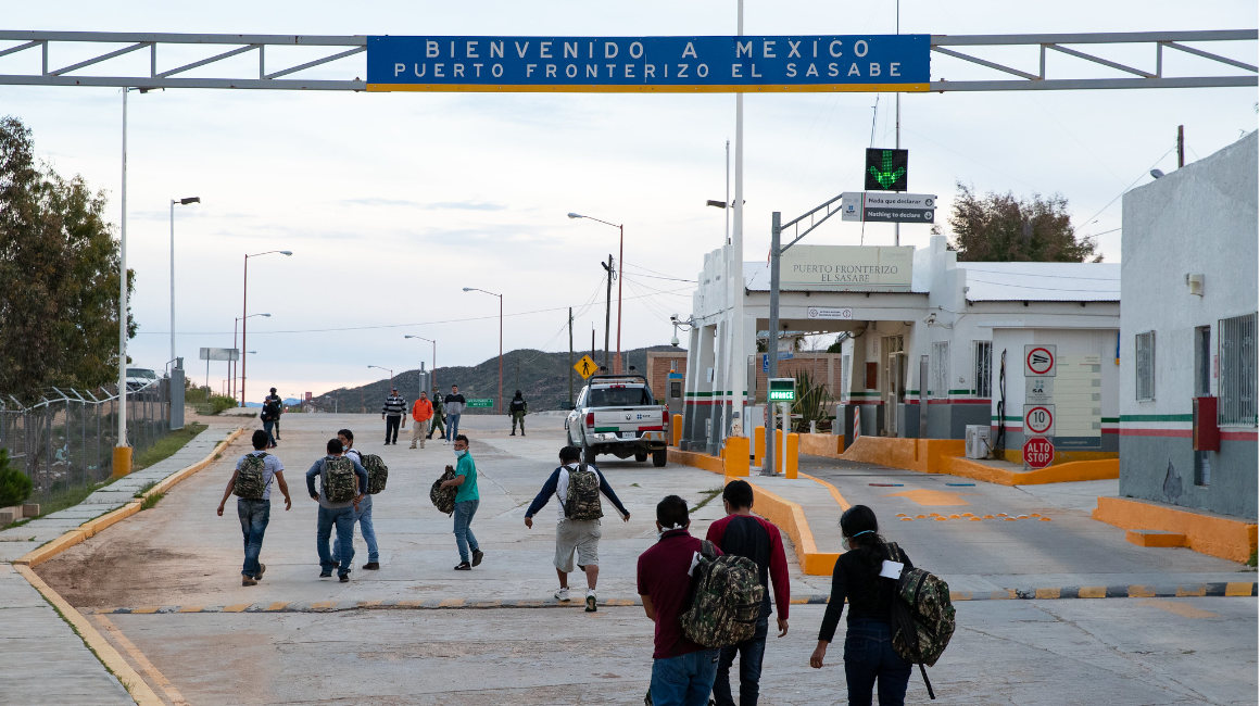 Migrantes irregulares atrapados en la frontera de Estados Unidos son retornados a México, bajo el Título 42, el 22 de marzo de 2020.