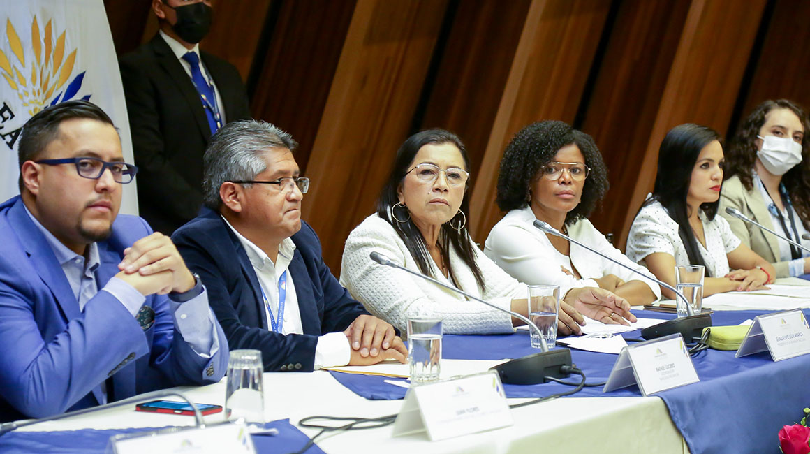 La presidenta de la Asamblea, Guadalupe Llori (centro), junto a los jefes de bancada, en un conversatorio con la prensa este 27 de septiembre de 2021.