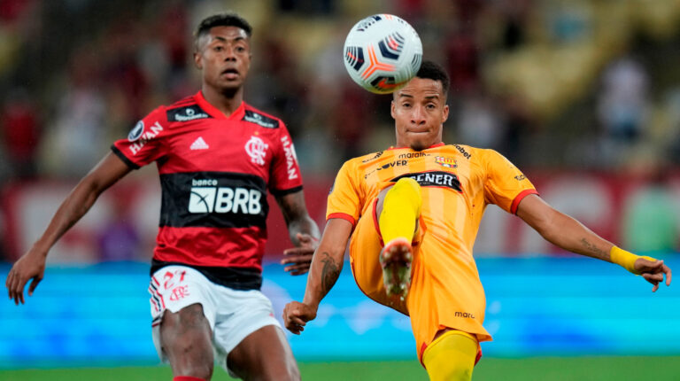 Byron Castillo disputa un balón con Bruno Henrique, de Flamengo, en la semifinal de ida de la Copa Libertadores 2021, el miércoles 22 de septiembre.