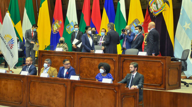 El presidente Guillermo Lasso entrega a la presidenta de la Asamblea, Guadalupe Llori, su proyecto de Ley de Creación de Oportunidades, el 24 de septeimbre de 2021.