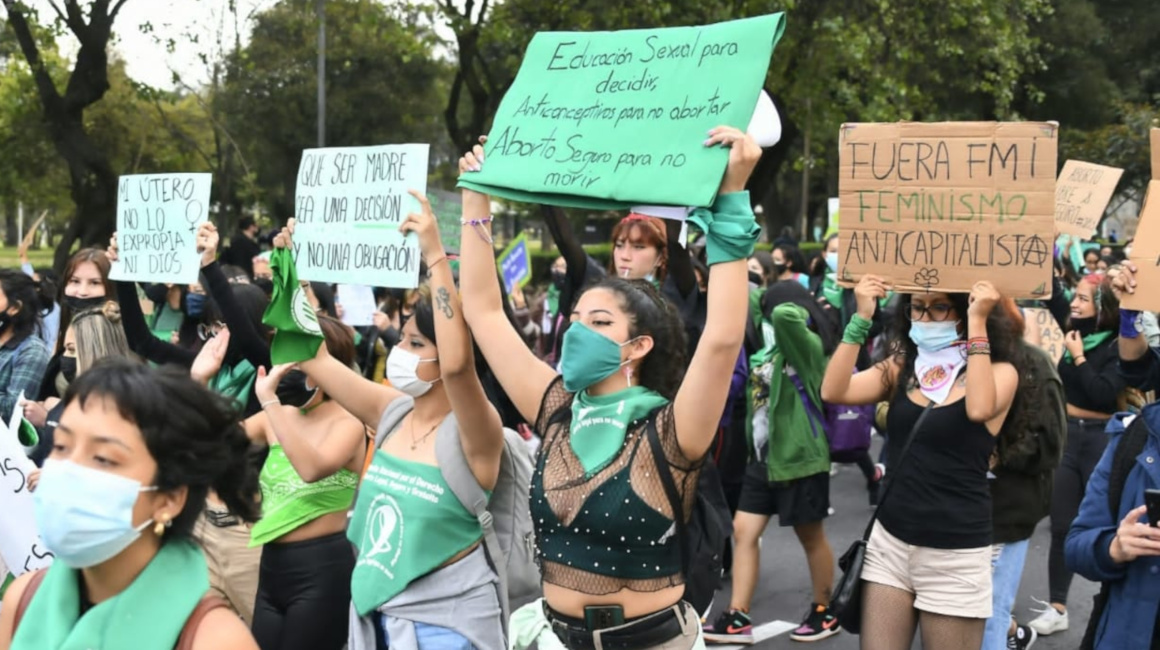 Mujeres marchan a favor del aborto seguro, el 28 de septiembre de 2021, en Quito.