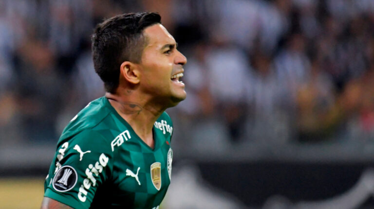 Eduardo Pereira de Palmeiras celebra su gol en el partido de vuelta de las semifinales de la Copa Libertadores frente a Atlético Mineiro, el martes 28 de septiembre de 2021.