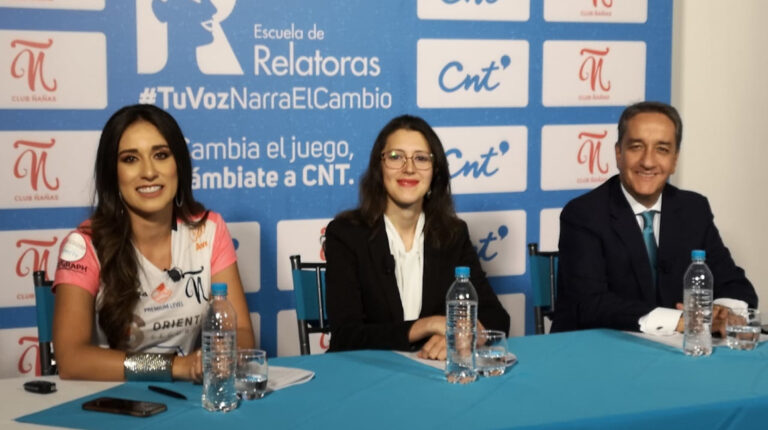 Fernanda Vásconez (izq), María José Hidalgo y Alfonso Laso (der), en la presentación de la Escuela de Relatoras, el 29 de septiembre de 2021.