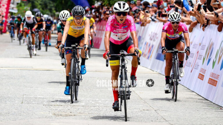 La chilena Aranza Villalón gana la Etapa 3 de la Vuelta a Colombia y Miryam Núñez (der.) entra en tercer lugar, el miércoles 29 de septiembre de 2021.