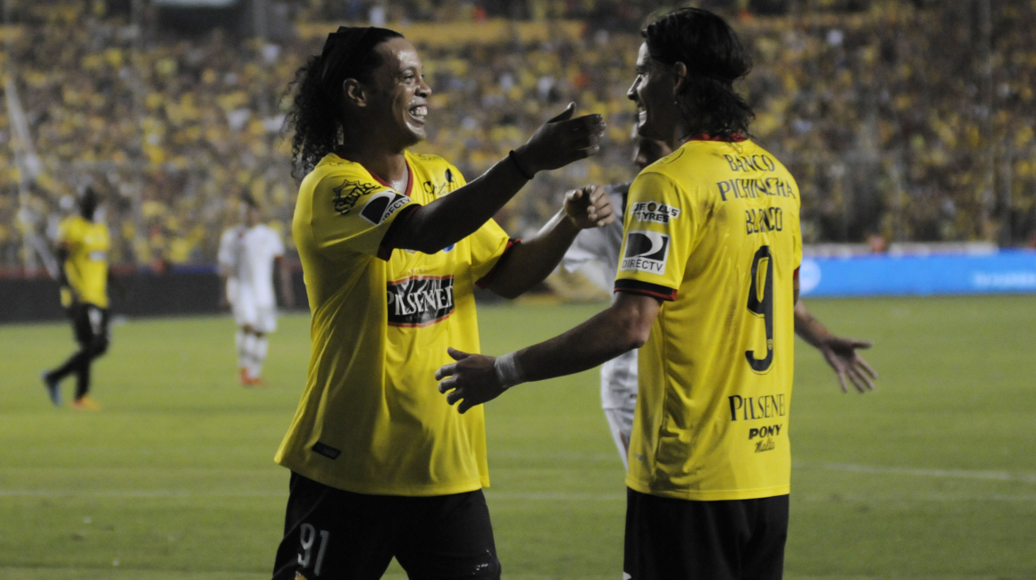 El 29 de enero de 2016, Ronaldinho deslumbró a los hinchas de Barcelona en el Estadio Banco Pichincha. Fue el invitado para la Noche Amarilla, donde el 'Ídolo' presentó a su nómina para esa temporada.
