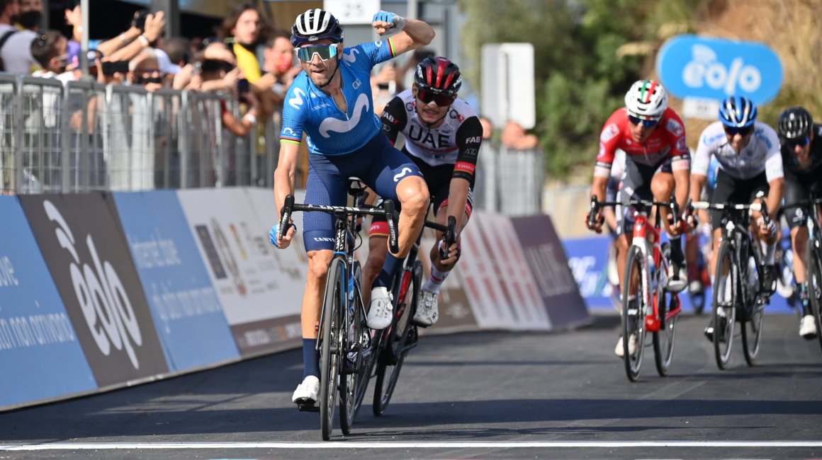 Alejandro Valverde festeja su victoria en la Etapa 3 del Giro de Sicilia, el jueves 30 de septiembre de 2021.