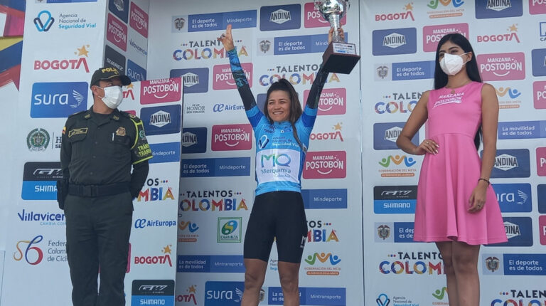 Lilibeth Chacón festeja su triunfo en la tercera etapa de la Vuelta a Colombia, el jueves 30 de septiembre de 2021.