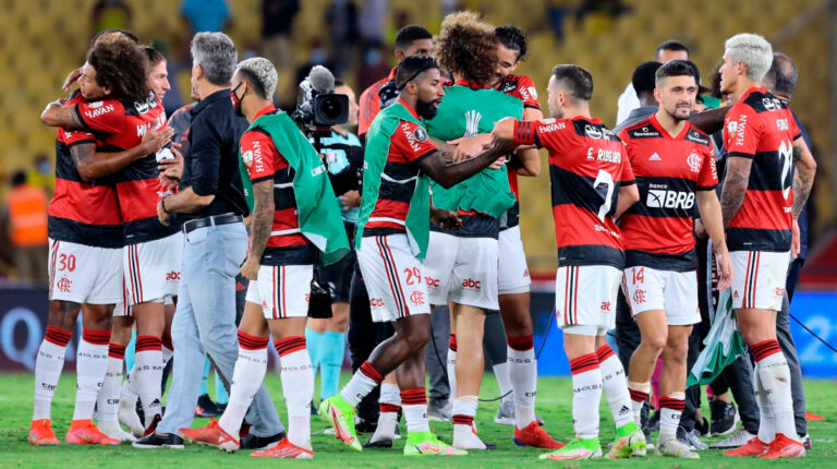 Jugadores de Flamengo celebrando la victoria ante Barcelona en las semifinales de la Copa Libertadores, en el Estadio Banco Pichincha, el 29 de septiembre de 2021.