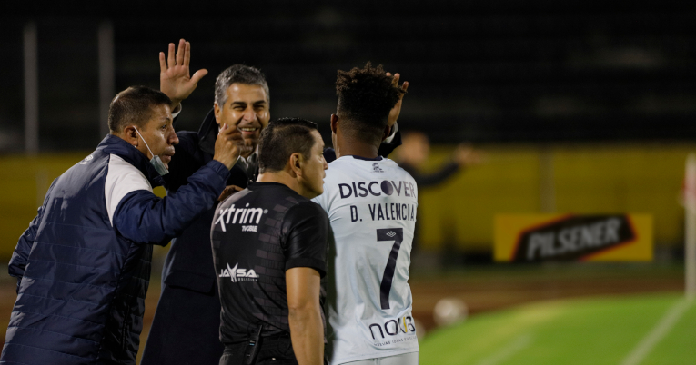 Jorge Daniel Valencia festeja su gol con el técnico de Católica, Santiago Escobar.