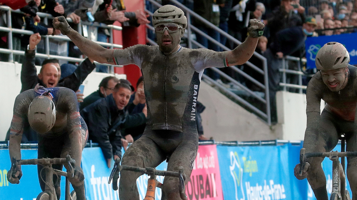 El italiano Sonny Colbrelli levanta los brazos después de cruzar la meta en la París-Roubaix, el 3 de octubre de 2021.