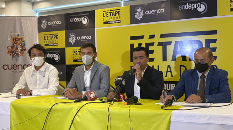 Dara Uy (representante de Amaury Sport Organisation), Sebastián Palacios (ministro de Deporte), Pedro Vera (representante de Endepro) y Pablo Burbano, vicealcalde de Cuenca, durante la presentación oficial de L'Etape Ecuador by Tour de Francia.