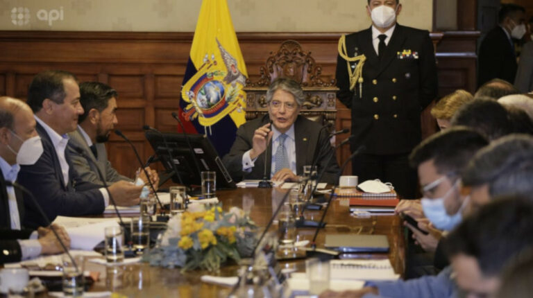 El presidente Guillermo Lasso durante una reunión con los representantes del sector del transporte público, en el Palacio de Carondelet, el 5 de octubre de 2021.