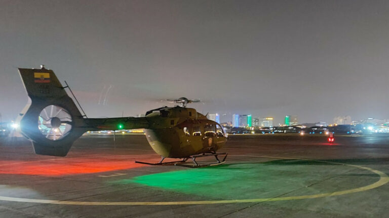 Un helicóptero de las Fuerzas Armadas se prepara para realizar un sobrevuelo sobre centro carcelario de Guayaquil, el 2 de octubre de 2021.
