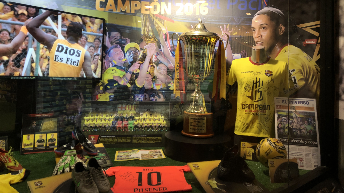 El mueso cuenta con imágenes y recuerdos del título de Barcelona en 2016, que empezó con la Noche Amarilla donde brilló Ronaldinho y terminó con la estrella 15.