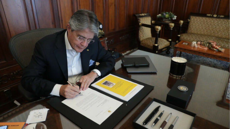El presidente Lasso firma la carta de invitación a Fernando Villavicencio, por los Pandora Papers, el 6 de octubre de 2021.