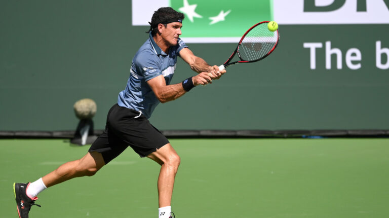 Emilio Gomez durante uno de los partidos de clasificación de la primera ronda en el Indian Wells Tennis Garden, el 5 de octubre de 2021.