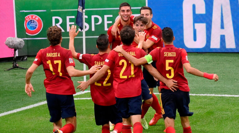 Los jugadores de España celebran el primer gol en la semifinal de la Nations League ante Italia, en San Siro, el 6 de octubre de 2021.