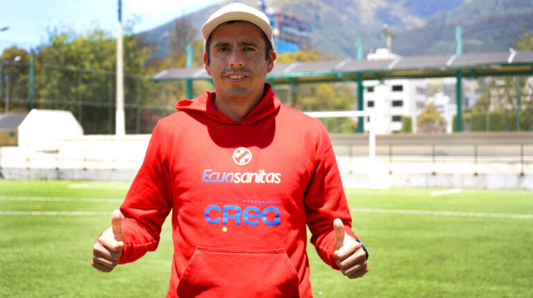 Claudio Villanueva posa en una de las canchas del Ministerio del Deporte, en Quito.