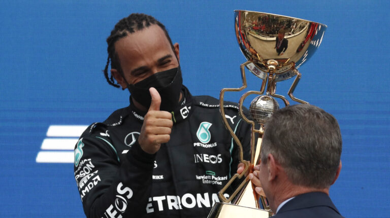 Lewis Hamilton celebra en el podio tras su triunfo en el Gran Premio de Fórmula de Rusia en el autódromo de Sochi, el 26 de septiembre de 2021.