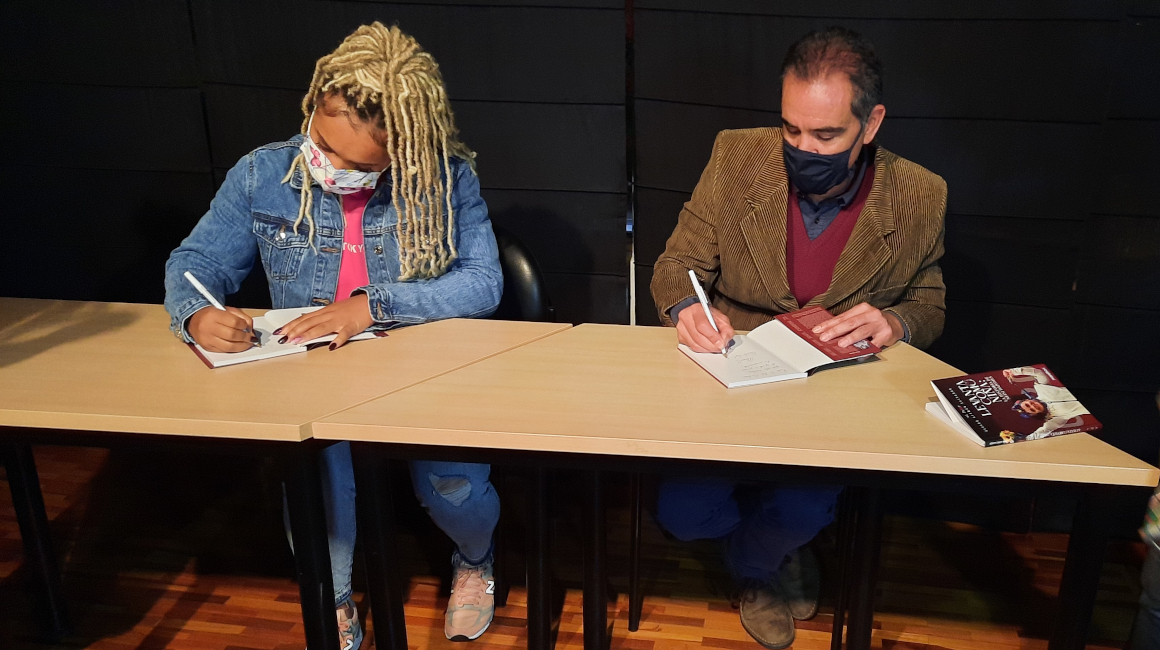 Neisi Dajomes y Álvaro Alemán firmando libros en Quito, el 30 de septiembre de 2021. 