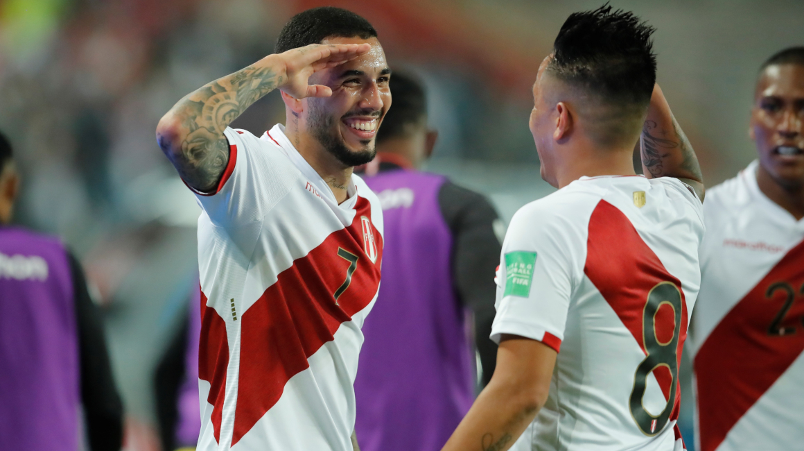 Sergio Peña festeja el gol de Perú, ante Chile, el jueves 7 de octubre de 2021, en un partido por las Eliminatorias al Mundial de Catar 2021.