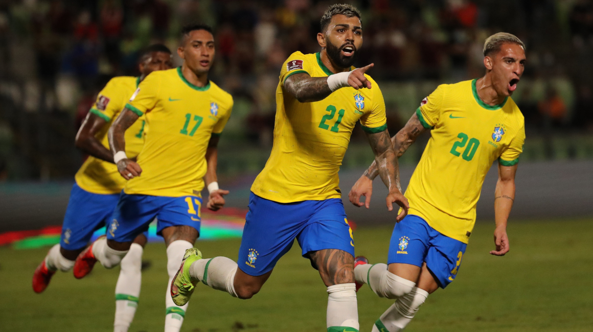 'Gabigol', delantero de Brasil, celebra con sus compañeros tras anotar ante Venezuela, durante un partido por las Eliminatorias sudamericanas al Mundial de Catar 2022, en el Estadio Olímpico de Caracas, el jueves 7 de octubre de 2021.
