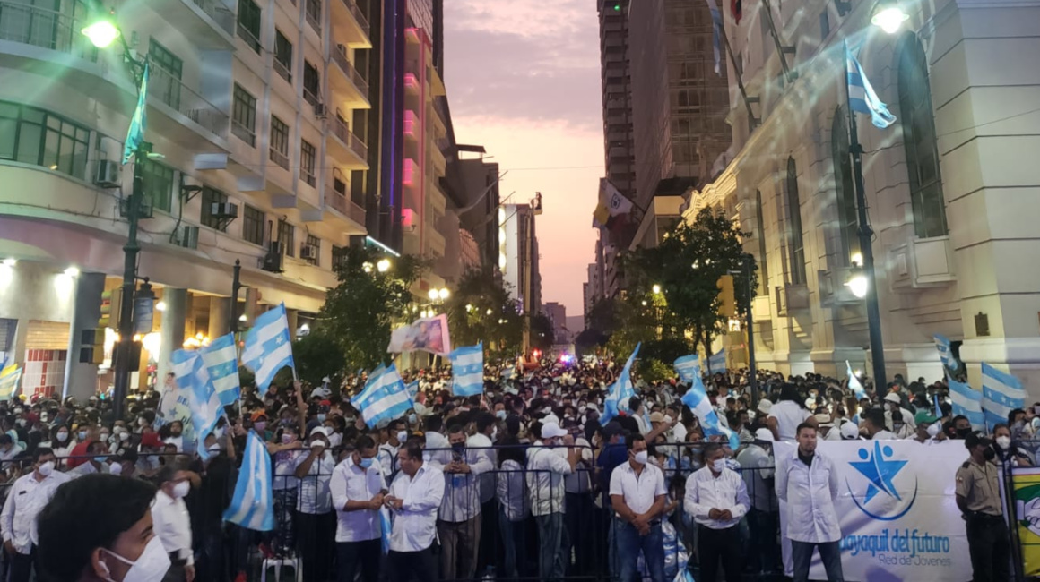 Cientos de personas frente al hemiciclo de La Rotonda, en Guayaquil, el 9 de octubre de 2021. 