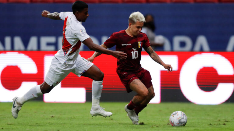 Yeferson Soteldo, de Venezuela, disputa un balón con Miguel Araújo de Perú, el 27 de junio de 2021, en un partido del grupo B de la Copa América, en el estadio Mané Garrincha en Brasilia.