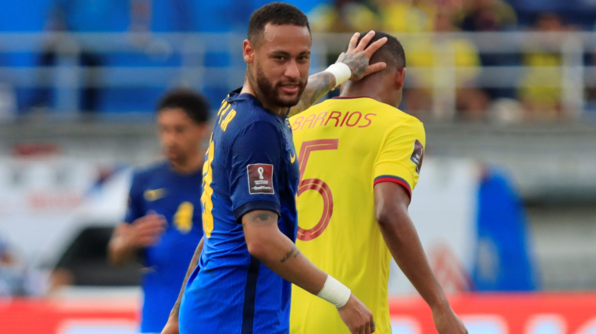 Neymar de Brasil bromea con Wilmar Barrios de Colombia, este domingo 10 de octubre de 2021, en un partido de las Eliminatorias sudamericanas para el Mundial de Catar 2022, en el estadio Metropolitano de Barranquilla.