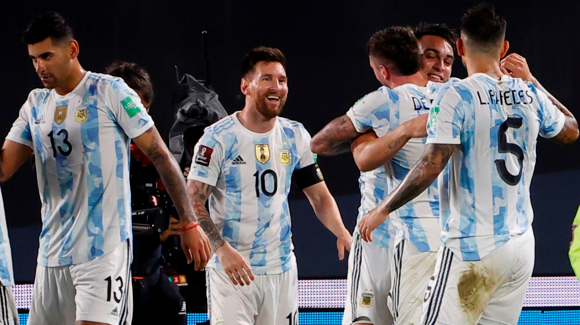 Lionel Messi festejando con sus compañeros en el partido ante Uruguay, en Buenos Aires, el 10 de octubre de 2021.