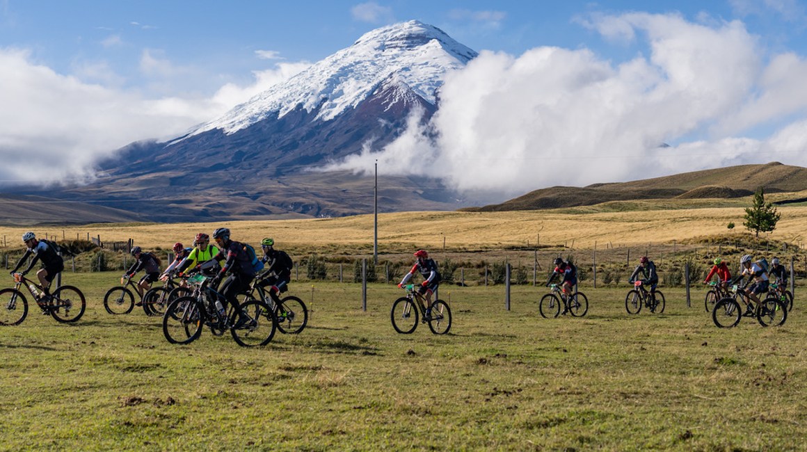 Ciclistas durante una pasada edición de la Vuelta al Cotopaxi, el 9 de noviembre de 2019.