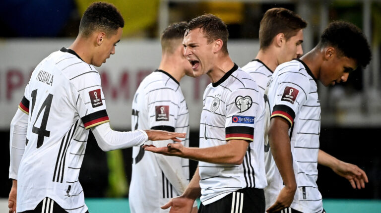 Los jugadores alemanes festejan el triunfo ante Macedonia, de visitantes, el 11 de octubre de 2021.