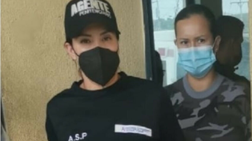 La novia de 'Fito', uno de los líderes de Los Choneros, saliendo de la cárcel regional de Guayaquil.