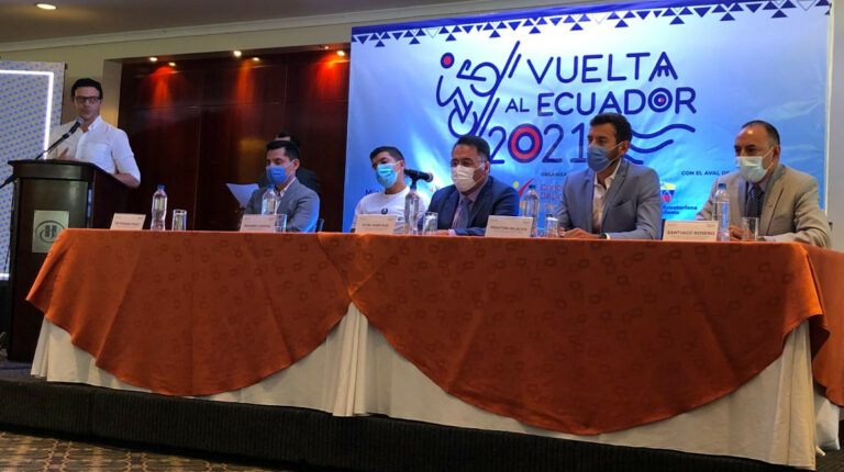 Juan Manuel Larco habla durante la presentación de la Vuelta al Ecuador 2021, junto a él Jefferson Pérez, Richard Carapaz, Jaime Ruiz, Sebastián Palacios y Santiago Rosero.