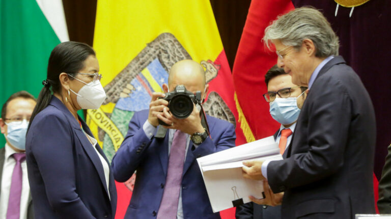 El presidente Guillermo Lasso entrega a la presidenta de la Asamblea, Guadalupe Llori, su proyecto de Ley de Creación de Oportunidades, el 24 de septeimbre de 2021.