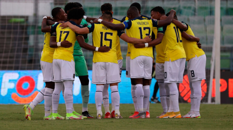 Futbolistas de Ecuador antes del partido ante Venezuela, en Caracas, el 10 de octubre de 2021.