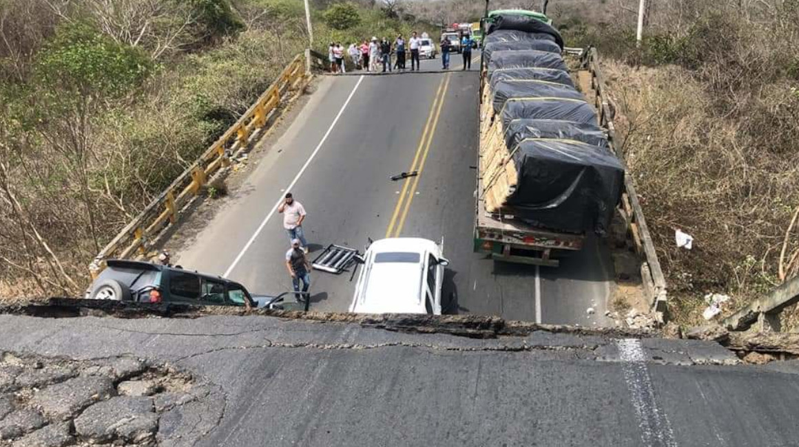 Dos vehículos y un tráiler quedaron atrapados tras el colapso del puente Quimis.