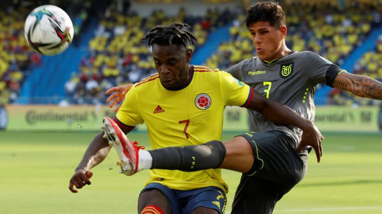 Duván Zapata de Colombia disputa el balón con Piero Hincapié de Ecuador, el jueves 14 de octubre de 2021, durante un partido por las Eliminatorias sudamericanas al Mundial de Catar 2022, en el estadio Metropolitano en Barranquilla.