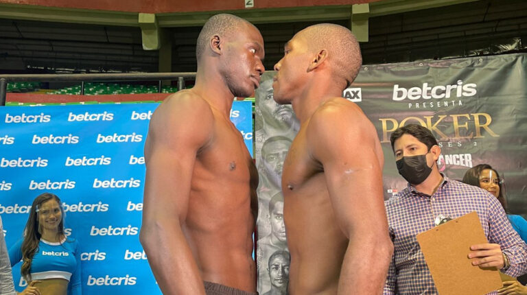 Abel Mina y Alberto Mosquera en el pesaje de su pelea, en Panamá, el 14 de octubre de 2021.