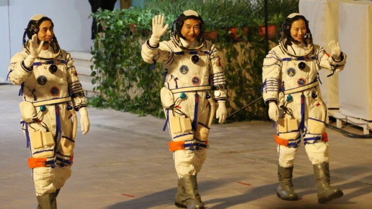 China pone en órbita a la nueva tripulación de su estación espacial