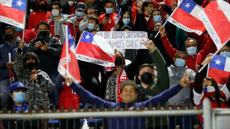 FIFA multa a Chile por el comportamiento discriminatorio de sus hinchas