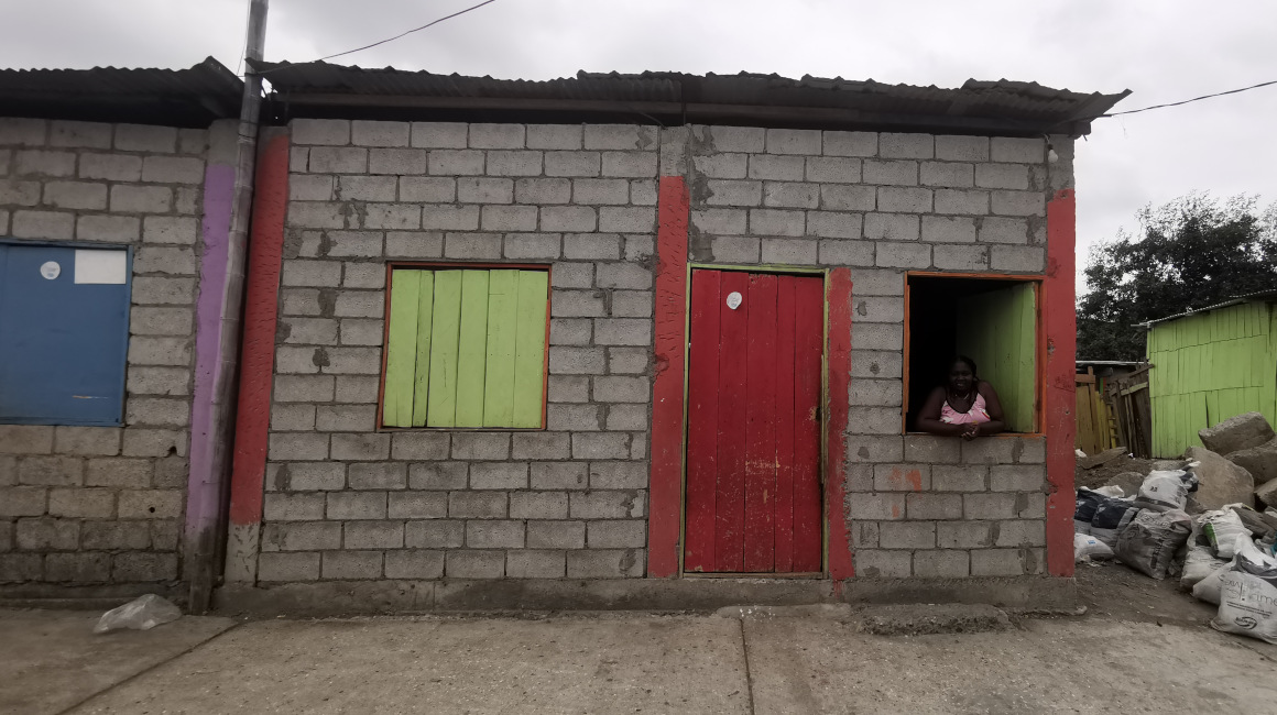 Habitantes de 'El cuartel de las feas' en el Guasmo Sur. Guayaquil, 15 de octubre de 2021.