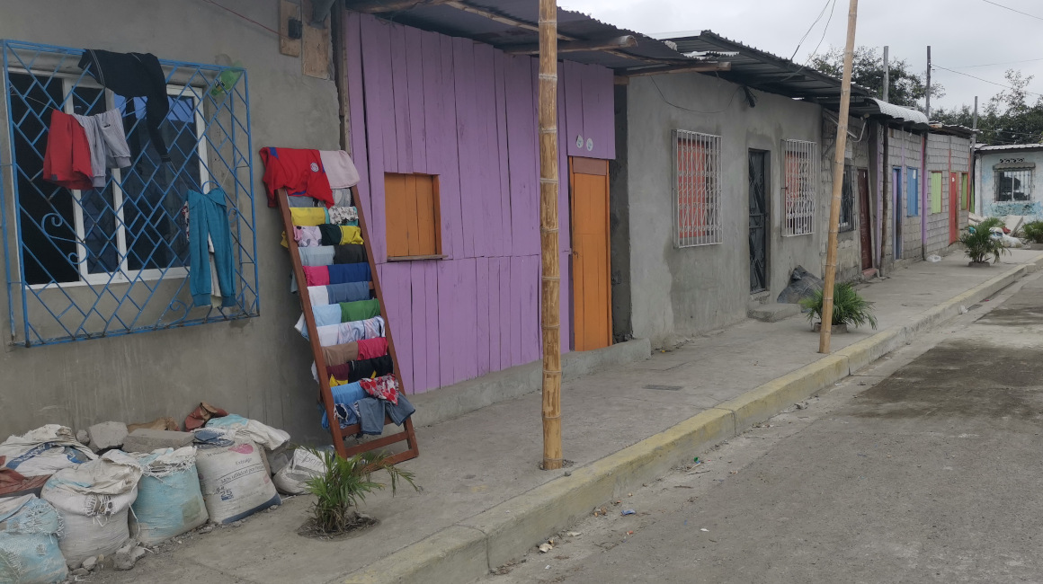 Las casas en el Guasmo Sur son de concreto o de caña y están muy cercas entre sí. Guayaquil, 15 de octubre de 2021.
