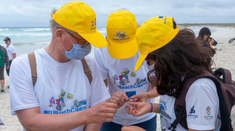 Embajador de la UE desconcertado por la cantidad de microplásticos en Galápagos