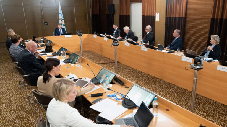 Autoridades del COI, discutiendo sobre el Mundial FIFA, en Suiza, el 16 de octubre de 2021.