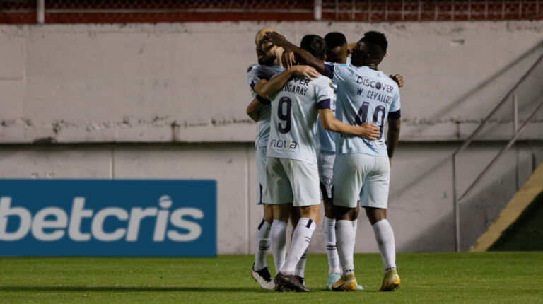 Los jugadores de Universidad Católica celebran uno de los goles convertidos frente a Aucas, el sábado 16 de octubre de 2021.