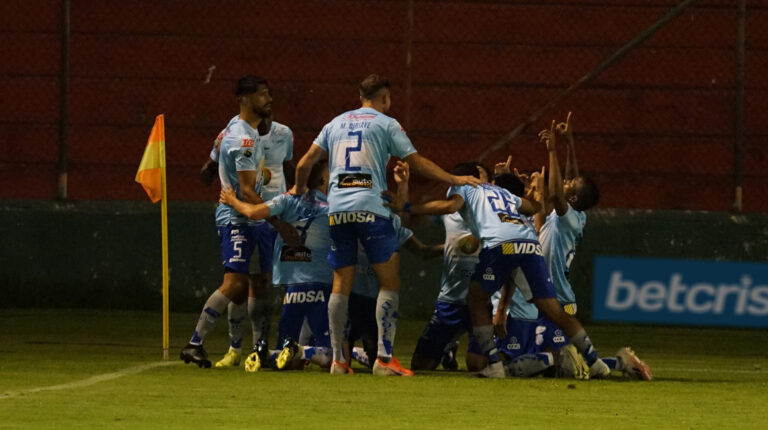 Los jugadores de Macará festejan un gol marcado frente a Liga de Quito, el sábado 16 de octubre de 2021.