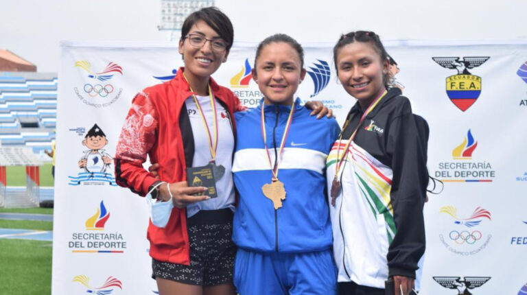 (centro) con la medalla de oro de los 20.000 metros marcha, en Guayaquil, el 17 de octubre de 2021.