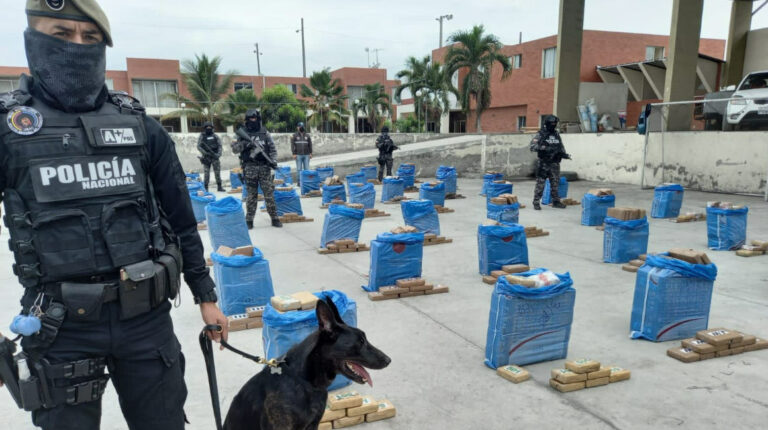 Efectivos policiales y sus canes exponen los resultados de un operativo antinarcóticos, el 17 de octubre de 2021.