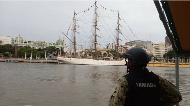 Buque escuela de Brasil chocó contra el puente de la Isla Santay